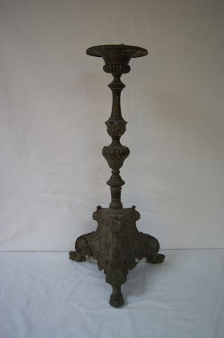 null Pique-cierge en bronze. XVIIIe siècle. Haut.: 65 cm (manque).