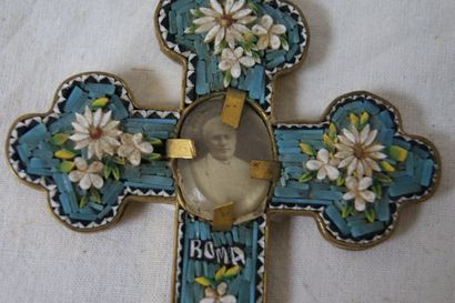 null Petite croix en laiton et marqueterie de pierre. Vers 1900. 10 x 7 cm