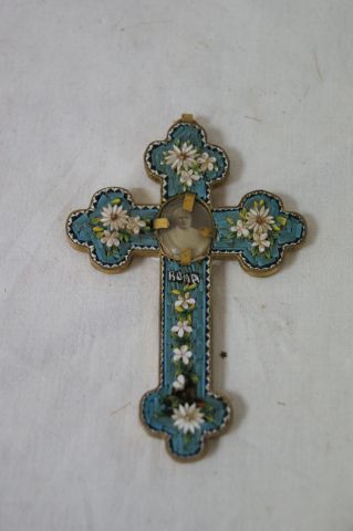 null Petite croix en laiton et marqueterie de pierre. Vers 1900. 10 x 7 cm