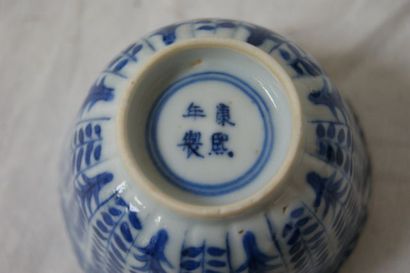 null CHINE Série de 4 bols en porcelaine blanche et bleue. Diam.: 7,5 cm
