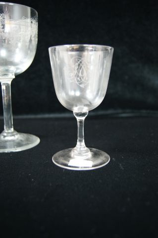 null Lot de 4 verres. XIXe. Dont 3 gravés, 1 chiffré.