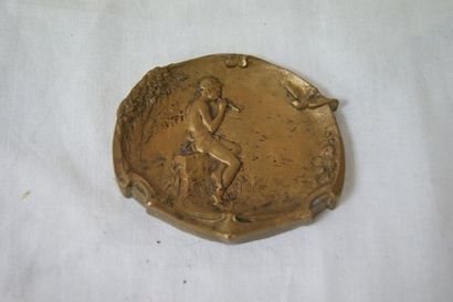 null Cendrier en bronze figurant un flutiste, signé MB CORMIER. Longueur 8 cm.