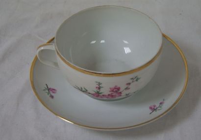 null LIMOGES Tasse à thé et sa sous-tasse en porcelaine blanche à réhauts d'or à...