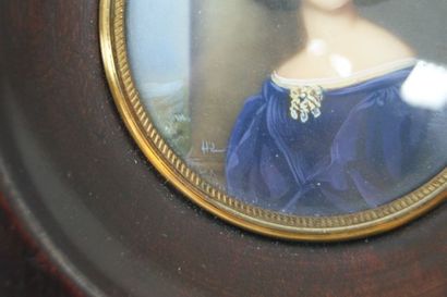 null Miniature sur ivoire, figurant une jeune femme à la robe bleue. Signée Hil....