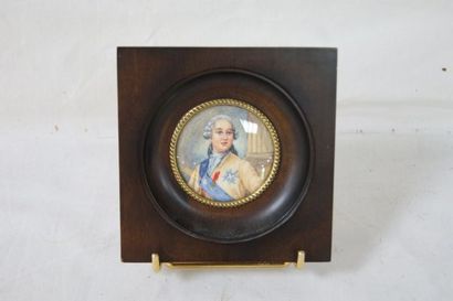 null Miniature sur ivoire, figurant un jeune homme en costume XVIIIe (Louis XV ?)....