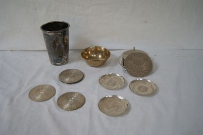 null Lot en metal argenté comprenant un vase,six sous-verres décors de vannerie,...