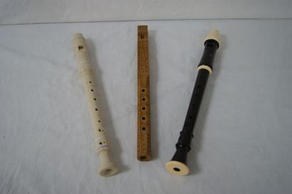 null Lot de 3 flûtes, 2 en résine, 1 en bois sculpté. 31-33 cm