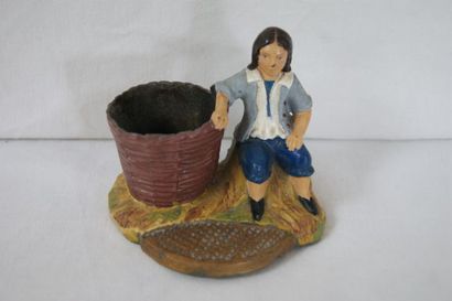 null Petite sculpture en fonte laquée, figurant un enfant au puits. Haut.: 10 cm