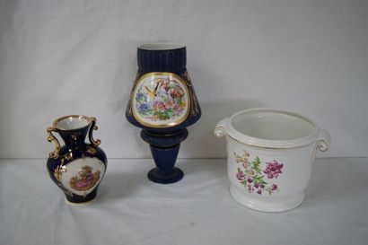 null Lot en porcelaine, comprenant 2 vases et un cache-pot (égrenure). 15-29 cm