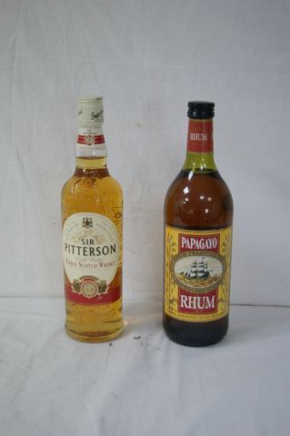 null Lot de 2 bouteilles : whisky Sir Pitterson (70 cl) et rhum Papagayo (100 cl...