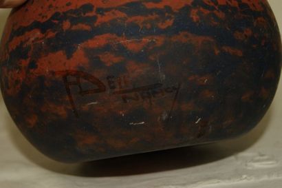 null André DELATTE (1887-1953) Vase soliflore en pâte de verre orange et bleu. Haut.:...