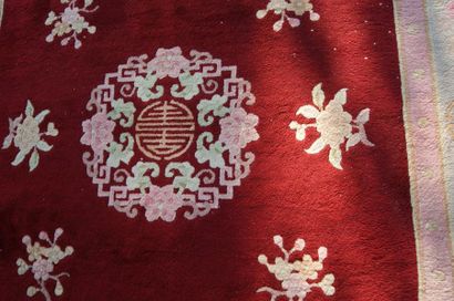 null CHINE Tapis en laine à décor floral sur fond bordeaux. 210 x 285 cm