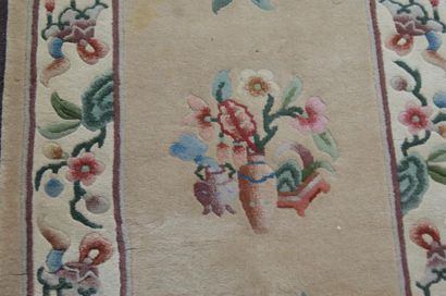 null CHINE Tapis en laine à décor floral sur fond beige.  163 x 70 cm