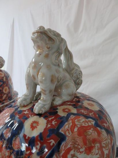 null JAPON Paire d'importantes potiches en porcelaine Imari. Prises en forme de chien...