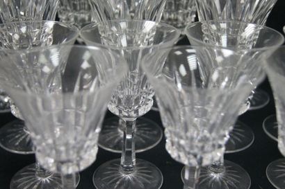 null Service de verres en cristal, comprenant 3 flûtes, 12 verres à liqueur, 5 flûtes,...