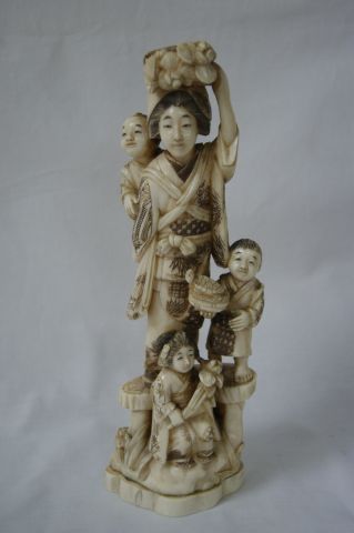 null JAPON Okimono en ivoire, figurant une jeune femme et ses enfants. Haut.: 26...