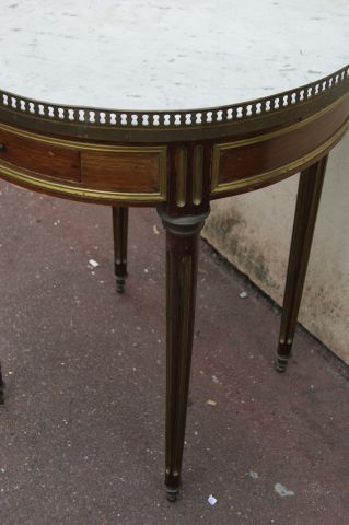 null Table Bouillotte en bois de placage dessus en marbre gris et galerie en laiton...