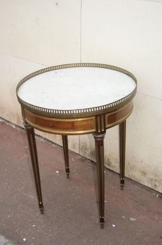 null Table Bouillotte en bois de placage dessus en marbre gris et galerie en laiton...