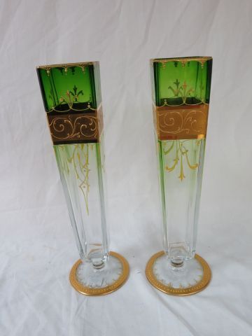 null MOSER Paire de vases en cristal dégradé vert, à réhauts d'or. H. 31 cm