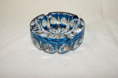 null SAINT LOUIS Cendrier en cristal blanc et bleu. Diam.: 12 cm