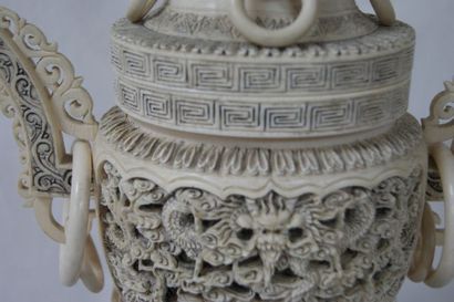 null CHINE Pot tripode en ivoire sculpté, surmonté d'un chien de fô. 31 cm Sur son...