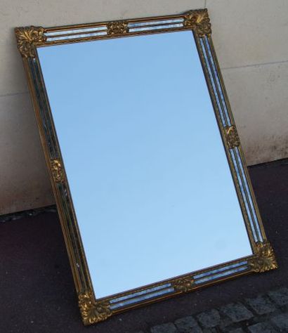 null Miroir à pare-closes en bois stuqué et doré. 117 x 89 cm