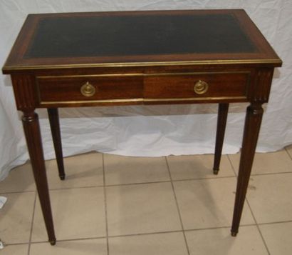 null Table d'appoint en bois de placage. Style Louis XVI.
