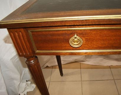 null Table d'appoint en bois de placage. Style Louis XVI.