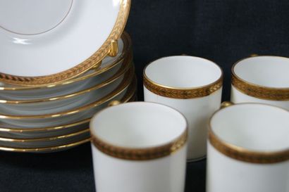 null LIMOGES Ensemble en porcelaine blanche à rehauts d'or de 9 tasses et 10 soucoupes...