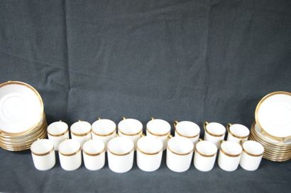 null LIMOGES Ensemble en porcelaine blanche à rehauts d'or de 9 tasses et 10 soucoupes...