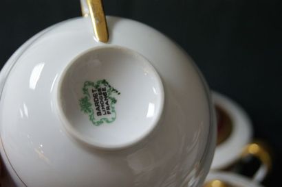 null LIMOGES (Bardet) Service à thé en porcelaine blanche à rehauts d'or et filets...