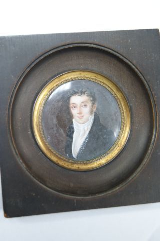 null Ecole française vers 1830 "Homme à la redingote noire". Haut.: 6 cm Miniature...