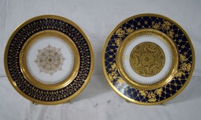 null LIMOGES Lot de deux assiettes en porcelaine blanche et bleue à rehauts d'or....