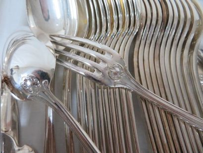 null Importante ménagère en métal argenté, modèle coquille, comprenant 12 fourchettes,...