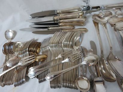 null Importante ménagère en métal argenté, modèle coquille, comprenant 12 fourchettes,...