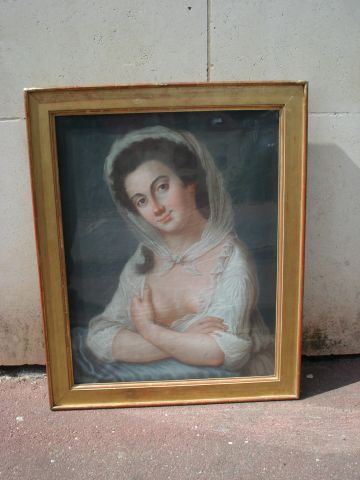 null Pastel figurant une jeune femme au décolleté. Signé et daté 1803. 57 x 43 cm...