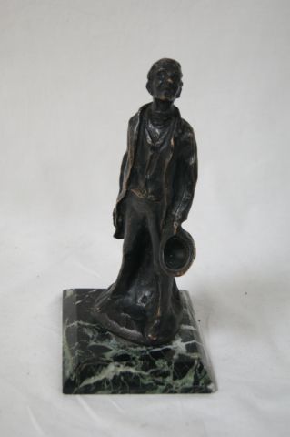 null D'après Honoré DAUMIER, Bronze figurant un homme au chaupeau. Haut.: 18 cm Socle...