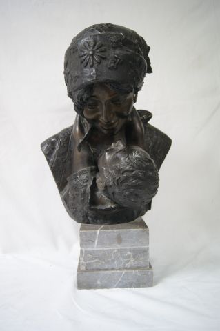 null D'après MERENTE "Femme et son enfant" Bronze à patine brune. 34 cm Socle en...