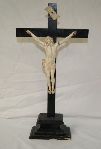 null Crucifix en ivoire et bois noirci. XVIIIe siècle. Haut.: 50 cm (Christ seul...