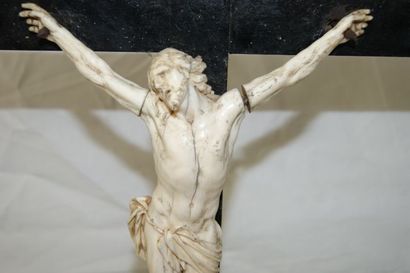 null Crucifix en ivoire et bois noirci. XVIIIe siècle. Haut.: 50 cm (Christ seul...