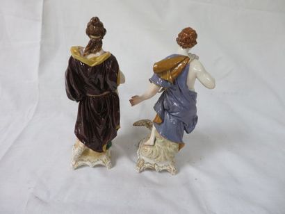 null KPM (Berlin) Paire de figures en porcelaine polychrome. Haut.: 19 cm (accident...