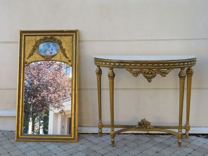 null Ensemble en bois doré, comprenant un miroir surmonté d'un médaillon (imprimé),...