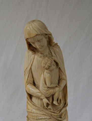null Sculpture en ivoire, figurant une Vierge à l'Enfant. Haut.: 44 cm Socle en bois...