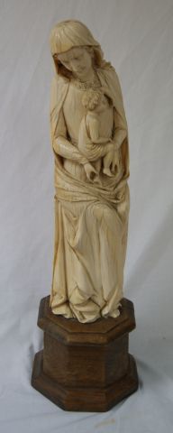 null Sculpture en ivoire, figurant une Vierge à l'Enfant. Haut.: 44 cm Socle en bois...