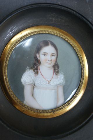 null Ecole française vers 1800 "Jeune femme au collier de corail" 6 cm Cadre en ...