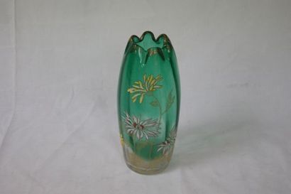 null Vase ovoïde en verre vert degradé, à décor émaillé de chrysanthèse. Modèle repertorié...
