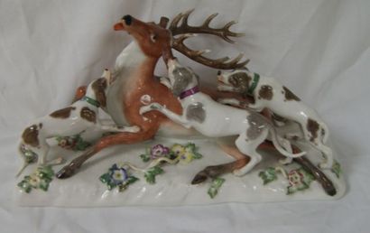 null MEISSEN Groupe en porcelaine polychrome, figurant un cerf et des chiens. 15...