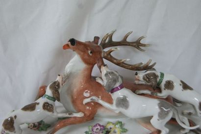 null MEISSEN Groupe en porcelaine polychrome, figurant un cerf et des chiens. 15...