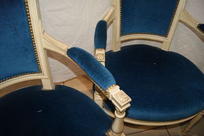 null Série de 3 fauteuils et d'un tabouret en bois laqué blanc, style Louis XVI....