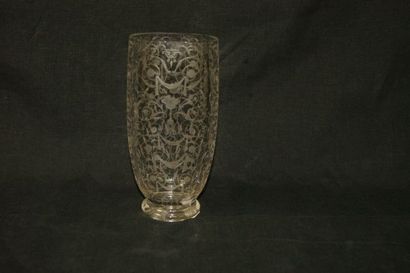 null BACCARAT Vase en cristal gravé, modèle Michel-Ange. Haut.: 20 cm (éclat au ...